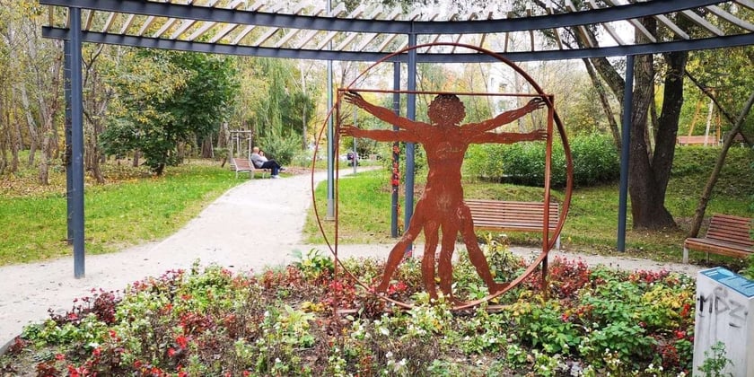 Niewiele wsp&oacute;łcześnie zakładanych teren&oacute;w zieleni jest tak oryginalnych, jak park Leonarda da Vinci na Gądowie Małym. Park zlokalizowany jest na zielonym klinie wijącym się pomiędzy zabudowaniami, nawiązuje tematyką do lotniczej przeszłości osiedla, wykorzystując awiacyjne wynalazki patrona parku. Pomiędzy topolami, jaworami i dębami kryją się rzeźby i urządzenia nawiązujące do r&oacute;żnych wynalazk&oacute;w wielkiego myśliciela. Eliptyczne pergole i placyki-ronda są połączone licznymi ścieżkami i gęsto ustawionymi ławkami oraz leżakami.
Koszt: 1,9 mln zł, projekt WBO