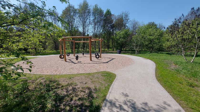 Mamy tu nasypy ziemne ze zjeżdżalniami i pomostami widokowymi, drewnianą siłownię plenerową z torem przeszk&oacute;d i plac zabaw. Naturalistyczny charakter podkreśla związki z przyrodą.
Zadanie na podstawie WBO, koszt 1,4 mln. zł.
&nbsp;