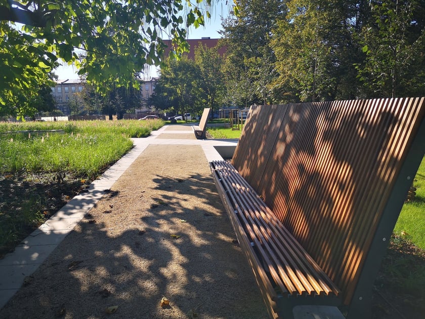 W miejscu parkingu w centrum miasta udało się urządzić nową przestrzeń zieleni, kt&oacute;ra przypomina o historii. Z powodzeniem wyeksponowano część zabytkowych zbior&oacute;w, tworząc wśr&oacute;d zieleni nowe miejsce do spotkań i odpoczynku.&nbsp;
Koszt 3,1 mln zł.