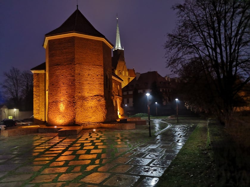 Kości&oacute;łek św. Marcina, wizyt&oacute;wka Wrocławia. Zadanie ZZM Wrocław polegało na zagospodarowaniu w&oacute;d opadowych zbieranych przez powierzchnię budynku i nawierzchnie utwardzone wok&oacute;ł. W tym celu stworzono instalację rozsączającą wodę do gruntu, a dopiero jej nadmiar do kanalizacji. Umożliwia to rozsunięcie płyt na placu.
Koszt 1 mln zł.