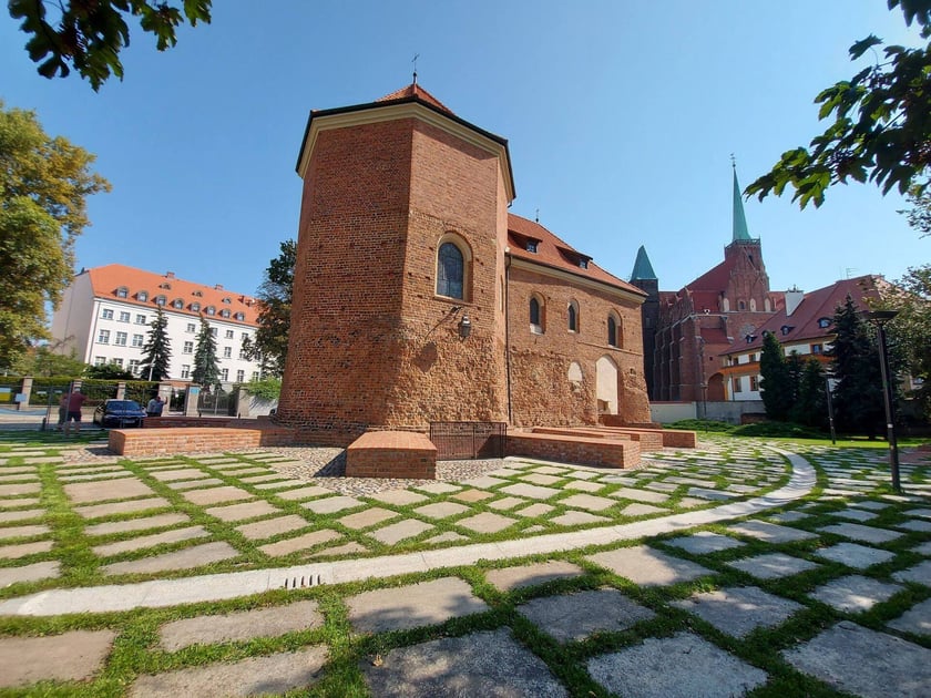 Kości&oacute;łek św. Marcina, wizyt&oacute;wka Wrocławia. Zadanie ZZM Wrocław polegało na zagospodarowaniu w&oacute;d opadowych zbieranych przez powierzchnię budynku i nawierzchnie utwardzone wok&oacute;ł. W tym celu stworzono instalację rozsączającą wodę do gruntu, a dopiero jej nadmiar do kanalizacji. Umożliwia to rozsunięcie płyt na placu.
Koszt 1 mln zł.
&nbsp;