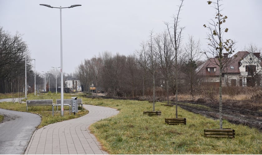 Prace na ul. Konduktorskiej, Braci Hofmannów i Cegielskiego na wrocławskim Jagodnie. MPWiK Wrocław buduje tam nową sieć kanalizacji deszczowej o długości 650 m, zbiornik retencyjny o pojemności 760 m.sz. oraz przepompownię wód deszczowych.