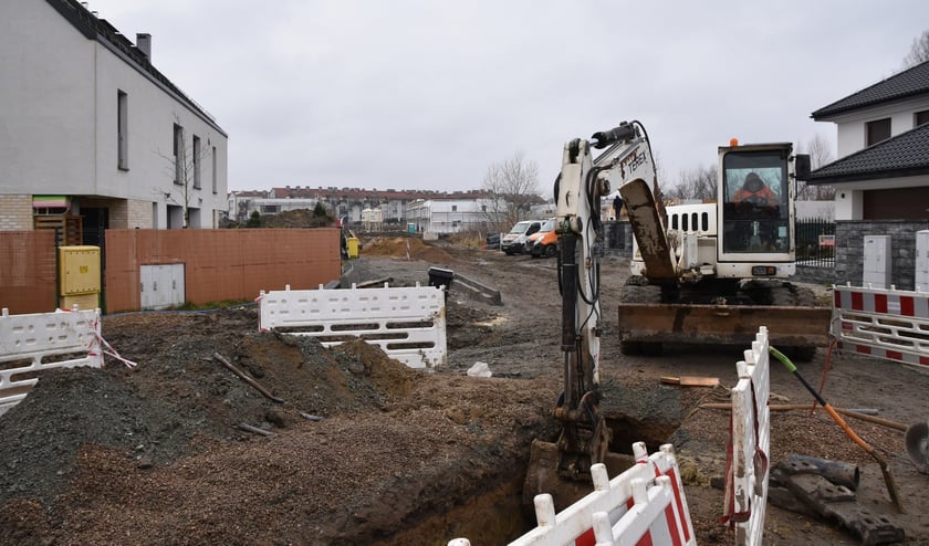 Prace na ul. Konduktorskiej, Braci Hofmannów i Cegielskiego na wrocławskim Jagodnie. MPWiK Wrocław buduje tam nową sieć kanalizacji deszczowej o długości 650 m, zbiornik retencyjny o pojemności 760 m.sz. oraz przepompownię wód deszczowych.