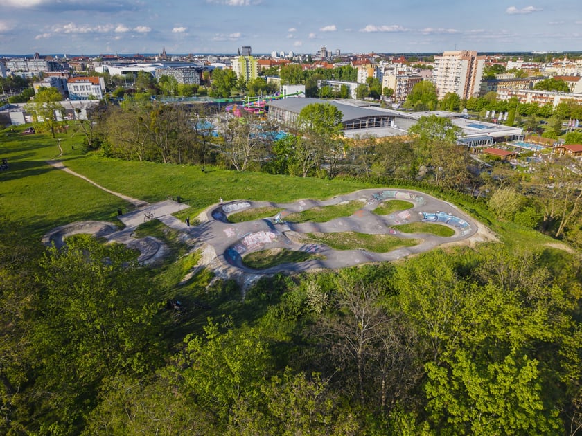 Wzgórze Andersa położone na osiedlu Huby, między ulicami Petrusewicza, Borowską, Kamienną a Ślężną - 142 m n.p.m.