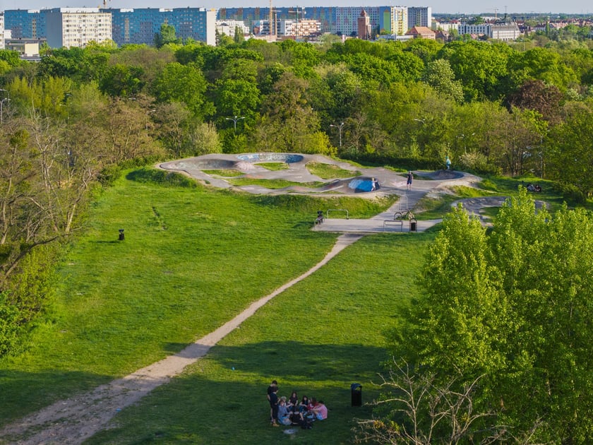 Wzgórze Andersa położone na osiedlu Huby, między ulicami Petrusewicza, Borowską, Kamienną a Ślężną - 142 m n.p.m.
