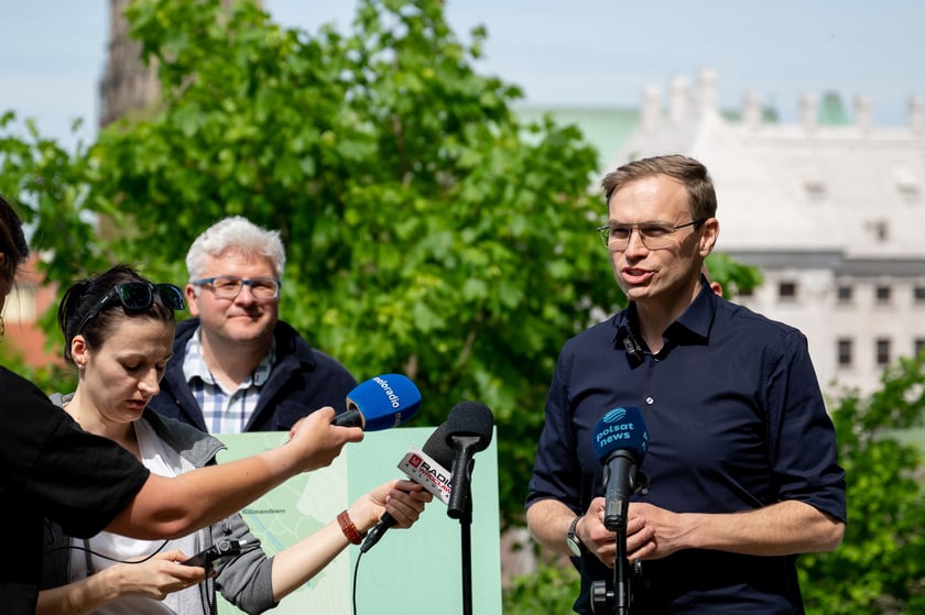 Konferencja prasowa na wzgórzu Polskim zapowiadająca miejską zabawę. Na zdjęciu Łukasz Szymański, pomysłodawca Korony Górek Wrocławia w zdobywanie Korony Górek Wrocławia