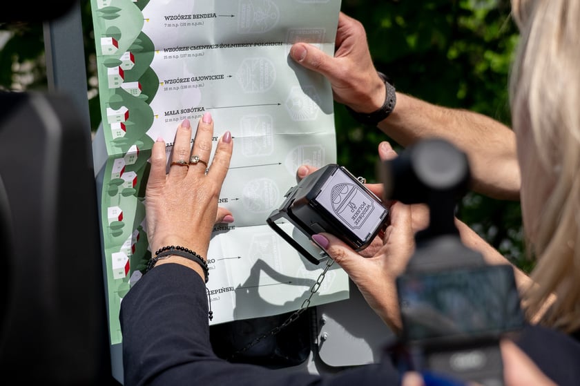 Konferencja prasowa na wzgórzu Polskim zapowiadająca miejską zabawę w zdobywanie Korony Górek Wrocławia