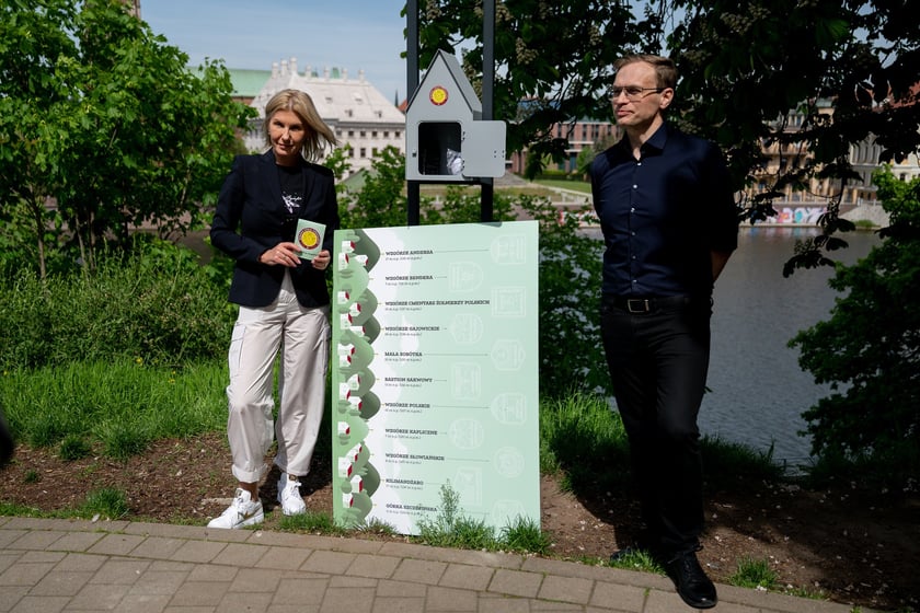 Konferencja prasowa na wzgórzu Polskim. Na zdjęciu z powiększoną mapą wiceprezydent Renata Granowska i Łukasz Szymański, pomysłodawca Korony Górek Wrocławia