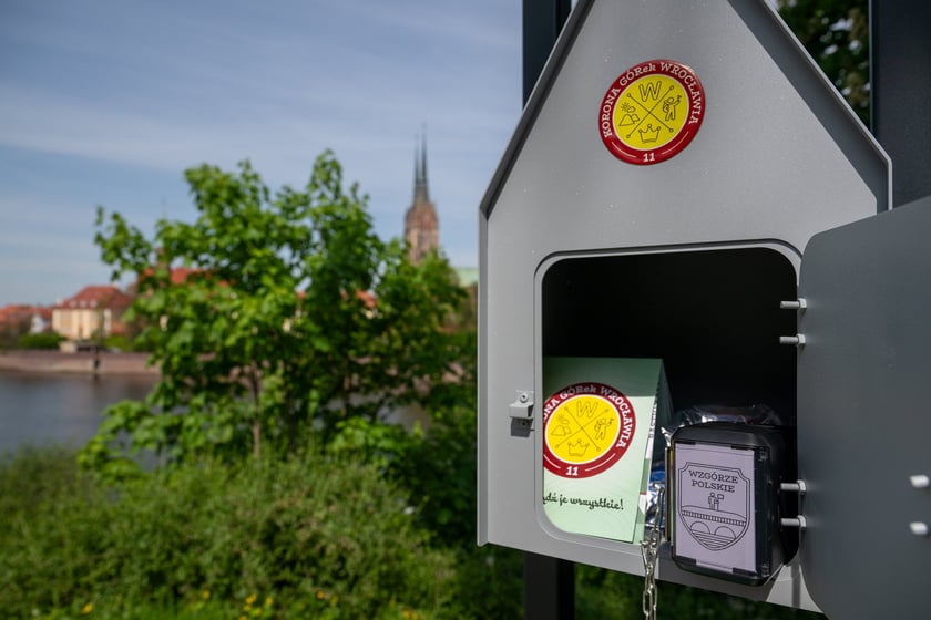 Skrzynka na wzgórzu Polskim, gdzie jest pieczątka do podbijania mapy