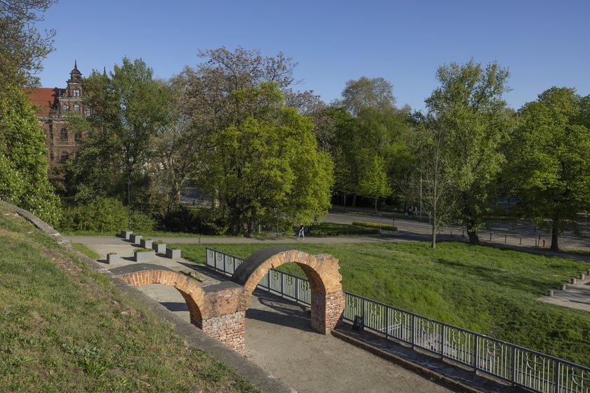 Na wzgórzu Polskim (127 m n.p.m.) znajduje się Bastion Ceglarski