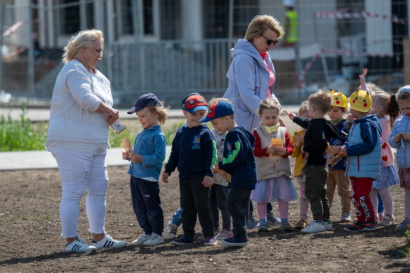 Dzieciaki z pobliskiego przedszkola sieją łąkę kwietną na skwerze Hansa Scharouna