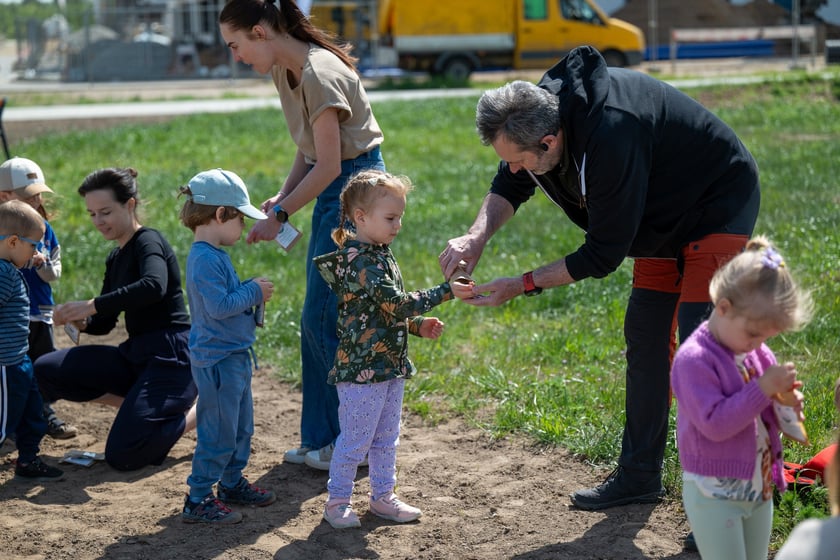 Dzieciaki z pobliskiego przedszkola sieją łąkę kwietną na skwerze Hansa Scharouna