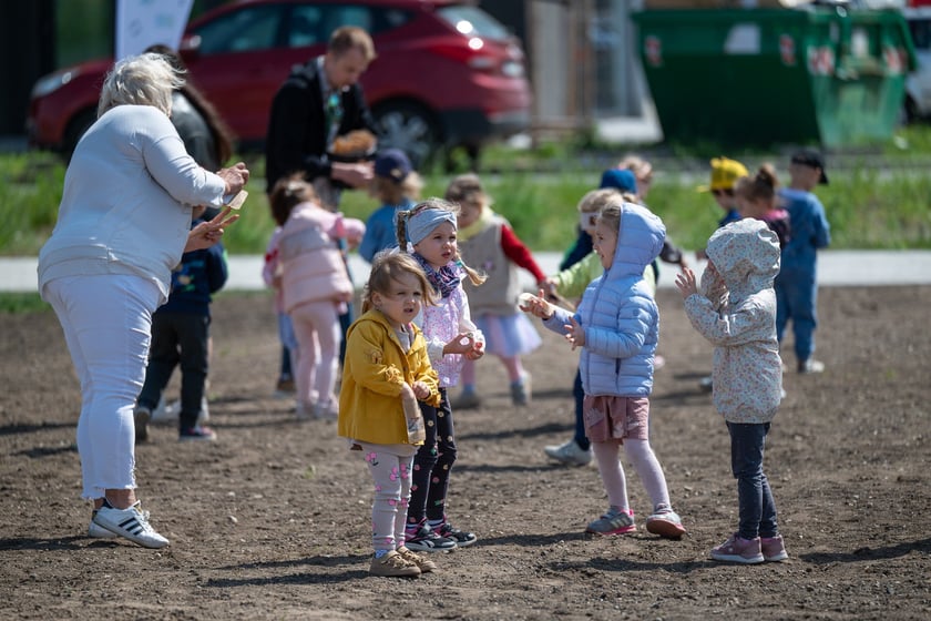 Dzieciaki z pobliskiego przedszkola sieją łąkę kwietną na skwerze Hansa Scharouna
