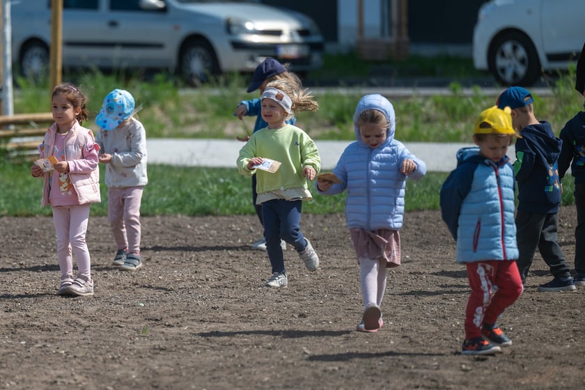 Dzieciaki z pobliskiego przedszkola sieją łąkę kwietną na skwerze Hansa Scharouna