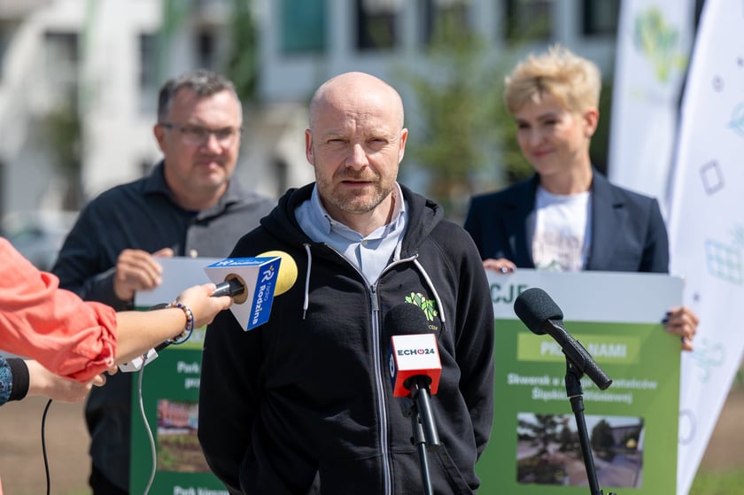 Jacek Mól, dyrektor Zarządu Zieleni Miejskiej, na skwerze Hansa Scharouna
