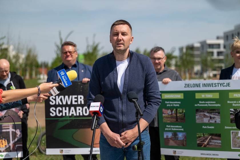 Rafał Wawryk, lider projektu WBO, na skwerze Hansa Scharouna