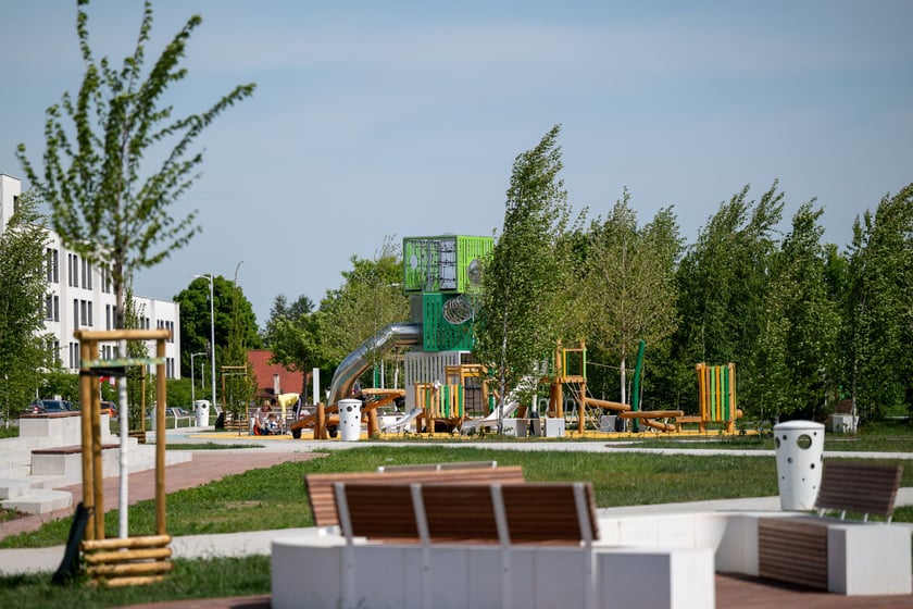 Skwer Hansa Scharouna na Nowych Żernikach na osiedlu Leśnica