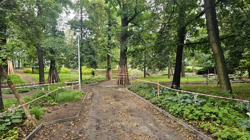 Skwer między ulicami ul. Długosza a al. Kromera na osiedlu Karłowice-R&oacute;żanka&nbsp; -&nbsp; prace w lipcu 2025