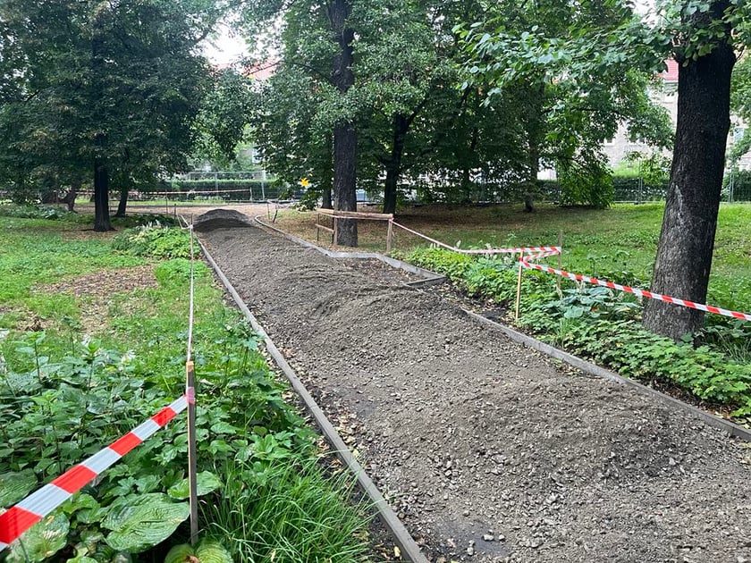 Skwer między ulicami ul. Długosza a al. Kromera na osiedlu Karłowice-R&oacute;żanka&nbsp; -&nbsp; prace w lipcu 2025
