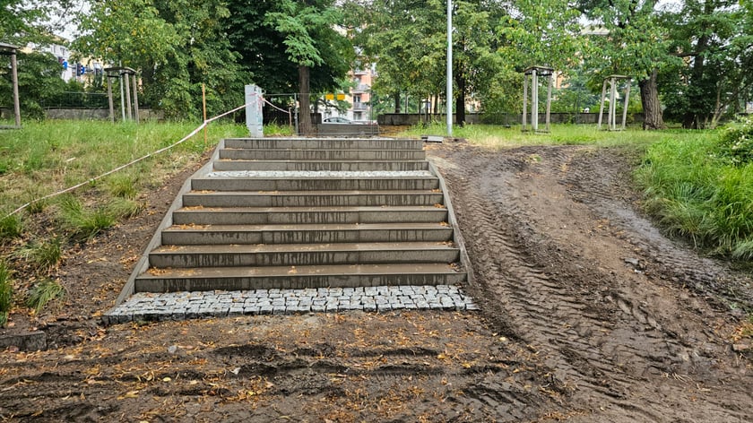 Skwer między ulicami ul. Długosza a al. Kromera na osiedlu Karłowice-R&oacute;żanka -&nbsp; -&nbsp; prace w lipcu 2025