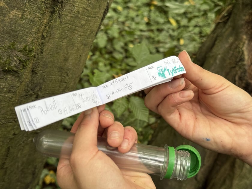 Gra Geocaching w jednym z wrocławskich parków