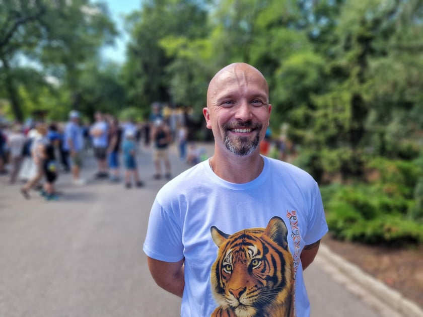 Pierwsze urodziny tygrys&oacute;w-czworaczk&oacute;w z wrocławskiego zoo. Na zdjęciu opiekun tygrys&oacute;w Kamil Guzik.