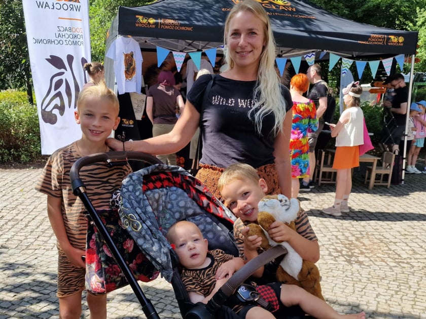 <p>Pierwsze urodziny tygrys&oacute;w-czworaczk&oacute;w z wrocławskiego zoo.&nbsp;Kamila Koerber wraz z dziećmi.</p>