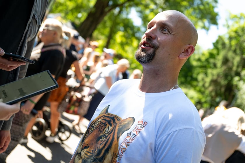 Pierwsze urodziny tygrys&oacute;w-czworaczk&oacute;w z wrocławskiego zoo, Na zdjęciu opiekun tygrys&oacute;w Kamil Guzik