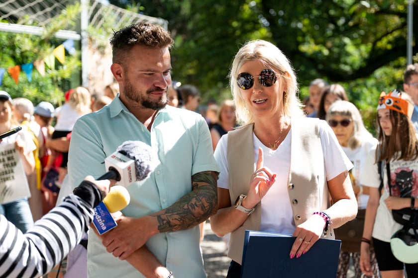 Pierwsze urodziny tygrys&oacute;w-czworaczk&oacute;w z wrocławskiego zoo. Na zdjęciu od lewej Tomasz J&oacute;źwik, prezes wrocławskiego zoo oraz Renata Granowska, wiceprezydent Wrocławia.