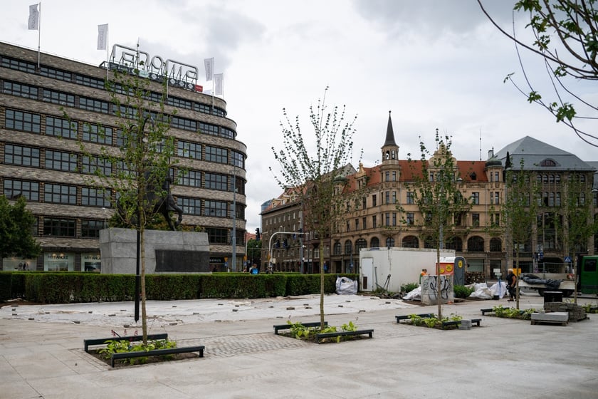 Prace na placu przy pomniku Chrobrego we Wrocławiu, 28 lipca 2025