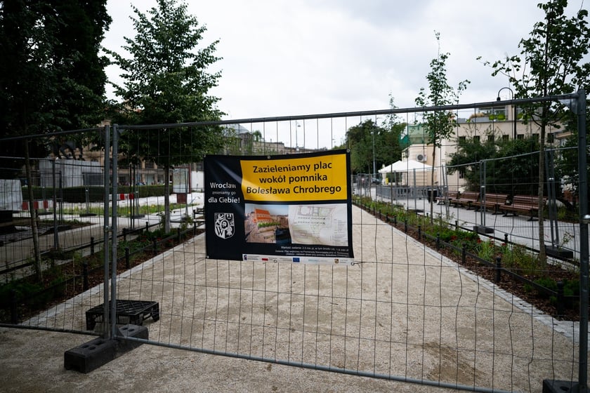Prace na placu przy pomniku Chrobrego we Wrocławiu, 28 lipca 2025