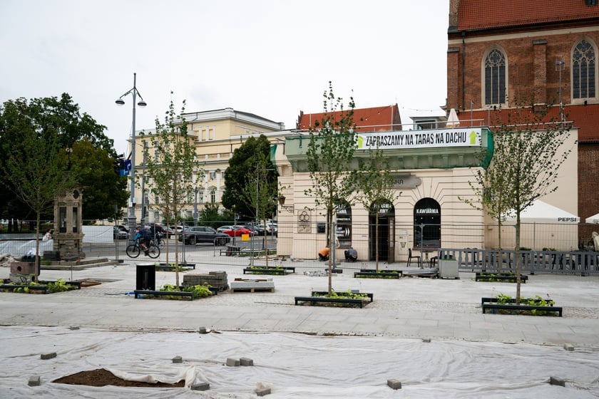 Prace na placu przy pomniku Chrobrego we Wrocławiu, 28 lipca 2025