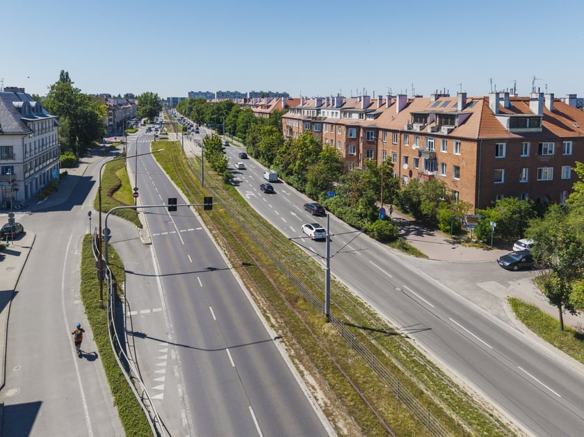 Torowisko porośnięte trawą przy al. Hallera