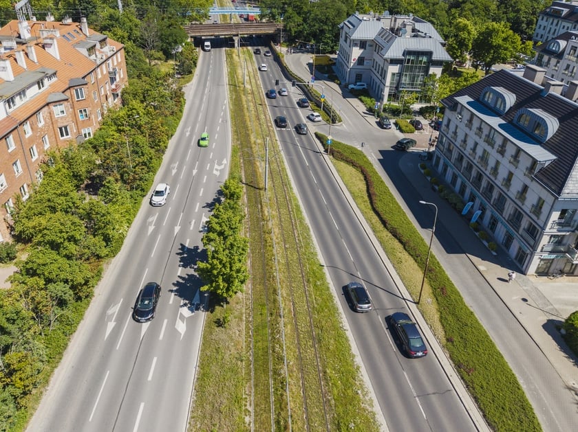 Torowisko porośnięte trawą przy al. Hallera