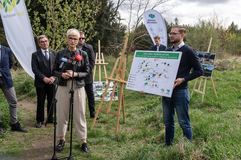 Sporkanie w parku w sprawie Ogrod&oacute;w Szczytnickich, rok 2024, przy mikrofonie Katarzyna Szymczak-Pomianowska