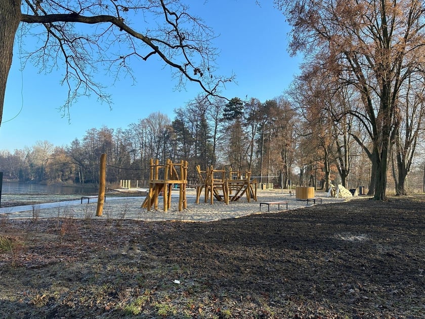 Nowy plac zabaw w parku przy jeziorze Pawłowickim.