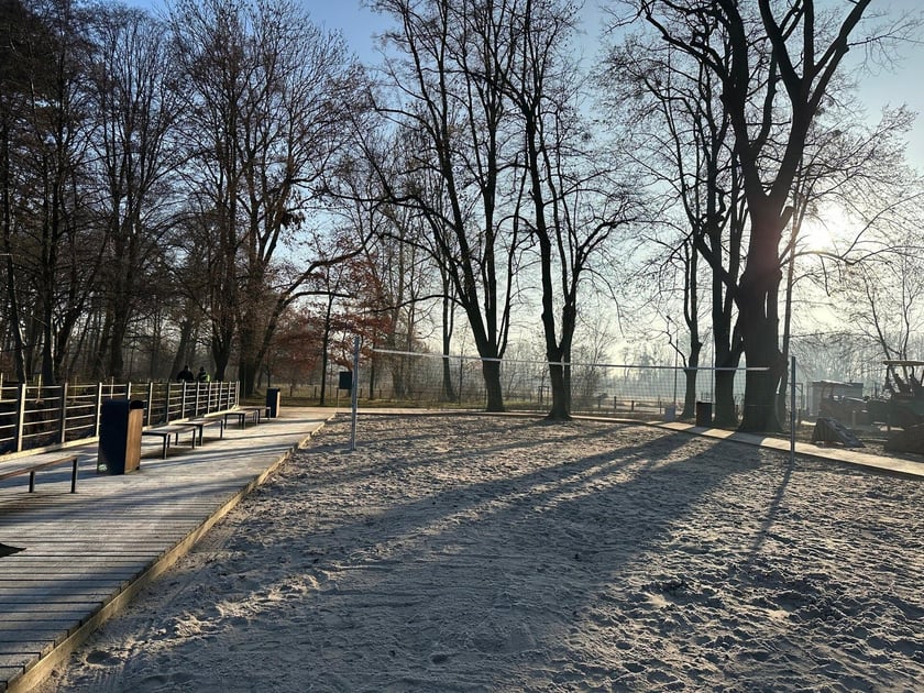 Nowe boisko do siatkówki plażowej na terenach zielonych przy jeziorze Pawłowickim.