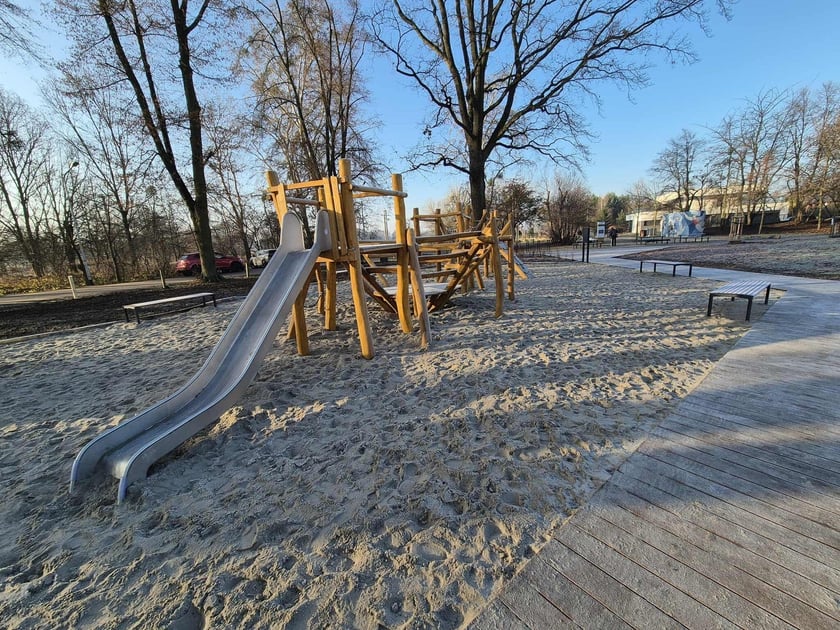 Nowy plac zabaw w parku przy jeziorze Pawłowickim.