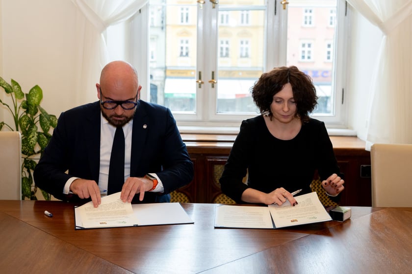 Prezydent Wrocławia Jacek Sutryk i Regionalna Dyrektor Ochrony Środowiska we Wrocławiu Katarzyna Łapińska podpisują list intencyjny w sprawie powołania rezerwatu przyrody na polach irygacyjnych