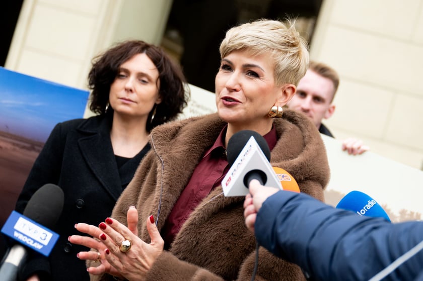 Katarzyna Szymczak-Pomianowska, dyrektorka Departamentu Strategii i Zrównoważonego Rozwoju Urzędu Miejskiego Wrocławia na konferencji po podpisaniu listu intencyjnego w sprawie utworzenia rezerwatu przyrody na polach irygacyjnych