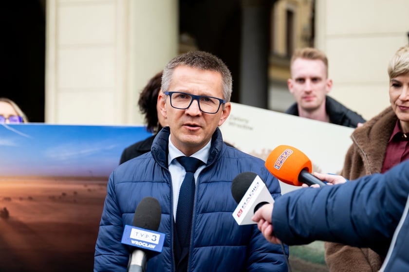 Profesor nauk biologicznych Marcin Kadej na konferencji po podpisaniu listu intencyjnego w sprawie utworzenia rezerwatu przyrody na polach irygacyjnych