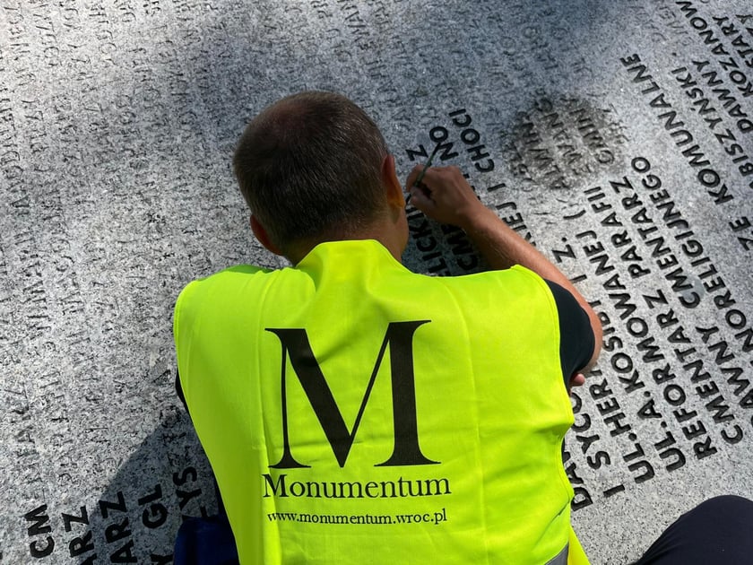 Renowacja liter Pomnika Wsp&oacute;lnej Pamięci w parku Grabiszyńskim