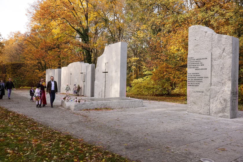 Odnowiony Pomnik Wspólnej Pamięci w parku Grabiszyńskim, 1 listopada 2025