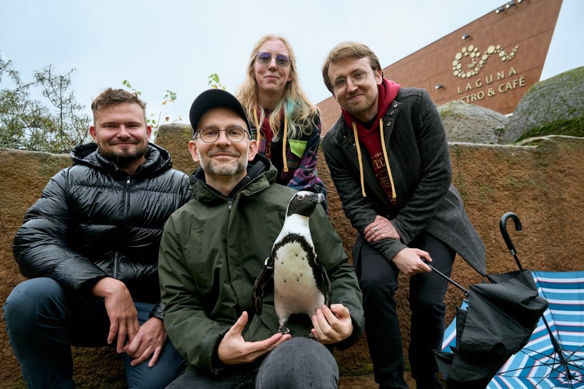Od lewej: Tomasz J&oacute;źwik, prezes ZOO Wrocław, Paweł Borecki,&nbsp; specjalista ds. badań i wsp&oacute;łpracy naukowej w ZOO, mgr inż. Weronika Borek-Marciniec z&nbsp; oraz dr inż. Paweł Zyblewski z Katedry System&oacute;w i Sieci Komputerowych Politechniki Wrocławskiej Politechniki Wrocławskiej. W środku Eliasz - gwiazda wśr&oacute;d wrocławskich pingwin&oacute;w.&nbsp;