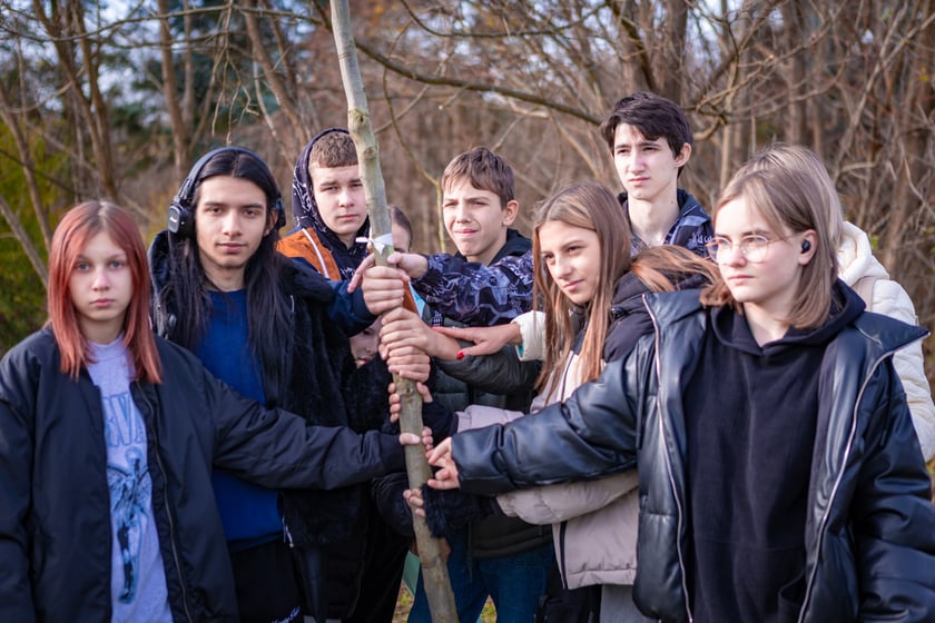 Dzieci z pieczy zastępczej sadzą drzewa w powstających Ogrodach Szczytnickich