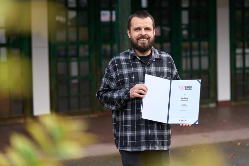 Uroczystość wręczenia odznaczenia &bdquo;Wrocławskie Serce dla Zwierząt&rdquo; i wyr&oacute;żnień &ndash; wyr&oacute;żnienie dla Fundacji Gruszętnik