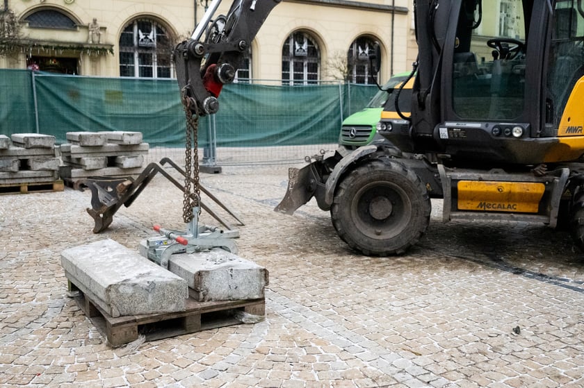 Prace w Rynku przy rozbiórce zabrukowanych nawierzchni - przygotowanie do nasadzeń nowych drzew.