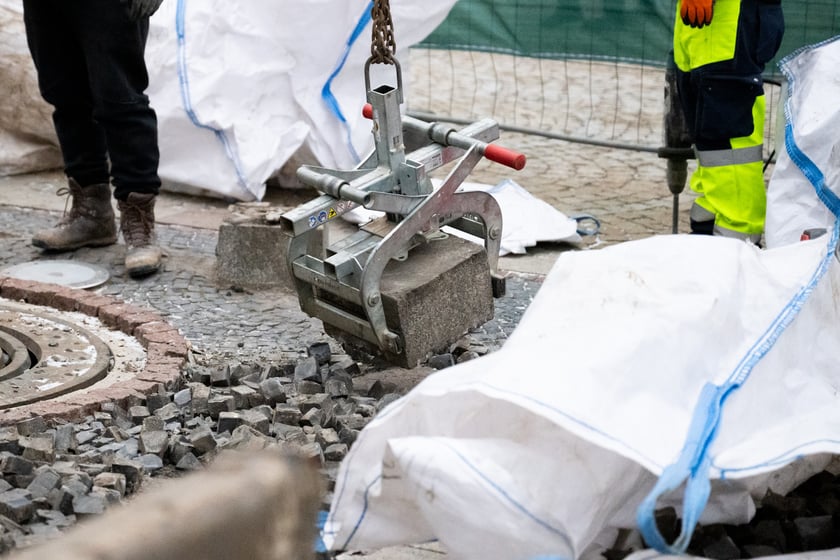Prace w Rynku przy rozbiórce zabrukowanych nawierzchni - przygotowanie do nasadzeń nowych drzew.