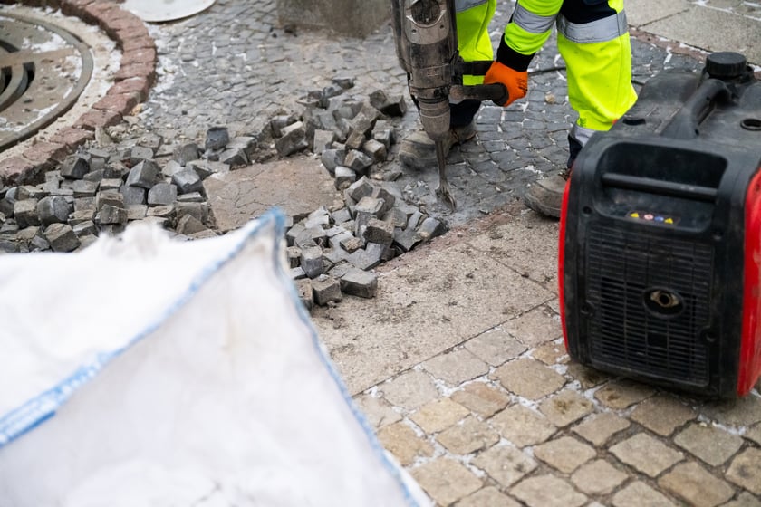 Prace w Rynku przy rozbiórce zabrukowanych nawierzchni - przygotowanie do nasadzeń nowych drzew.