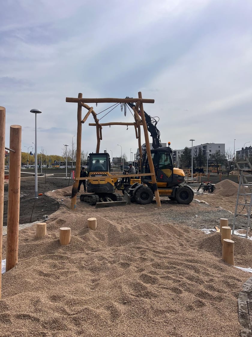 Montaż wyposażenia i urządzeń placu zabaw na skwerze przy ul. Kajdasza.